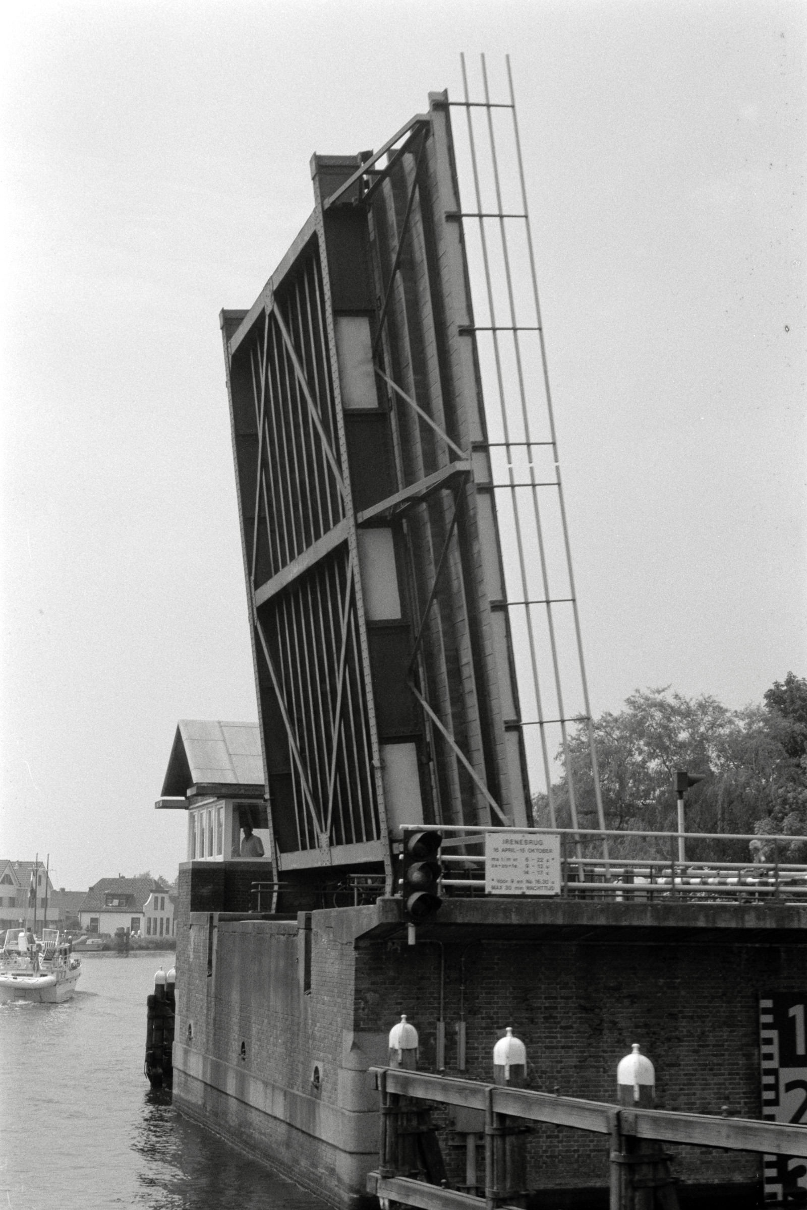 AHP F1992 06 002 sc250507 img11 NLP